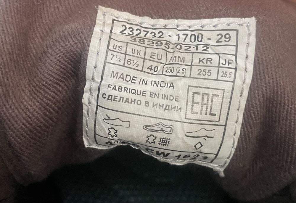 Botas meio cano em couro