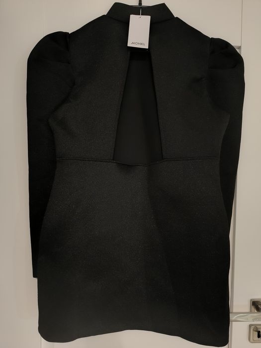 Świetna sukienka z odkrytymi plecami