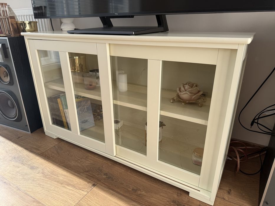 Szafka komoda z przesuwnymi drzwiami witryna