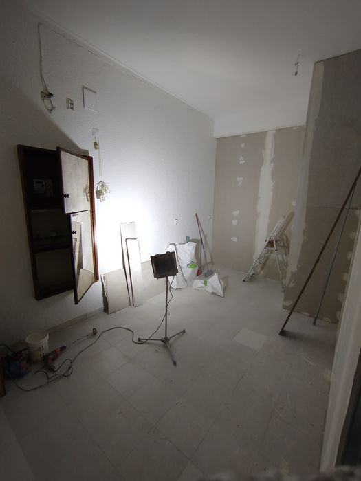 Armazém para alugar na Amadora/Brandoa. com 8m2, 10m2 e 20m2.  Com água e energia incluída.  Guardar ferramentas, móveis, trabalhos.  Apartir de 350€