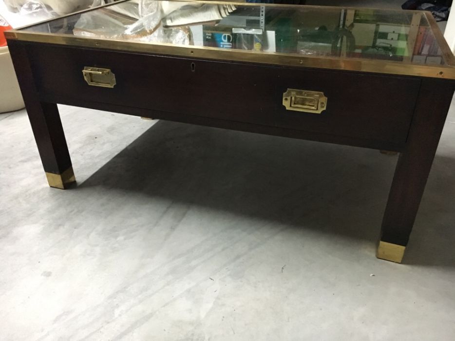 Mesa em mogno com tampo vidro