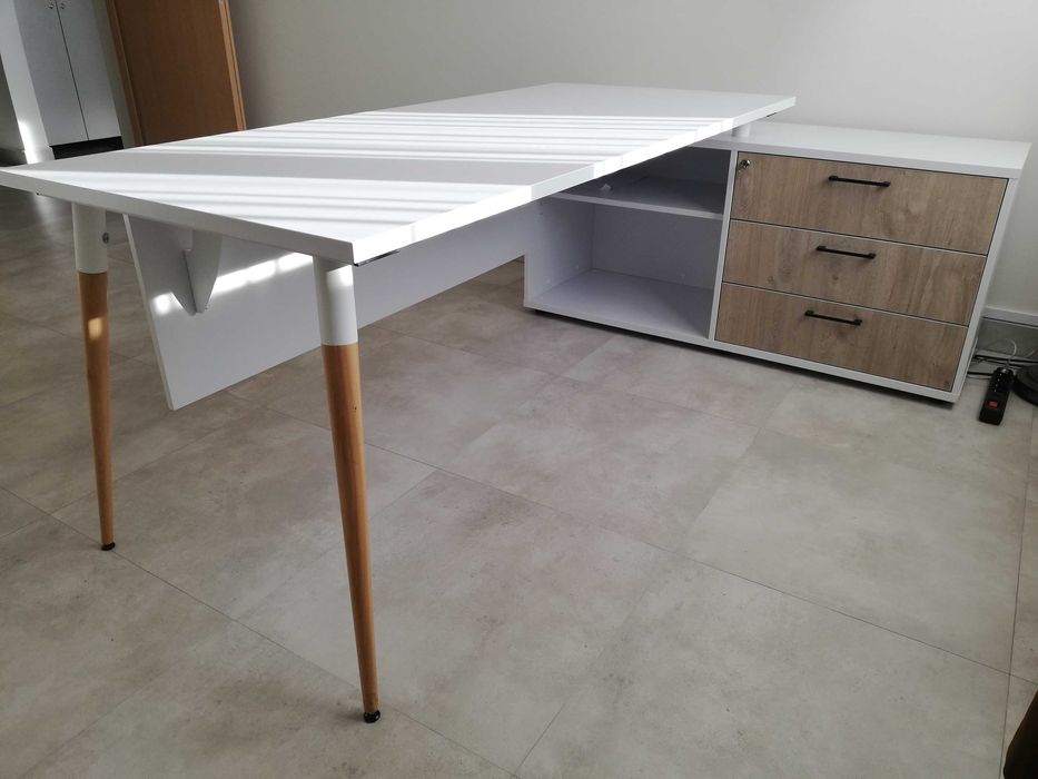 Biurko z pomocnikiem