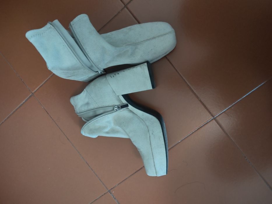 Botins de salto altos bege