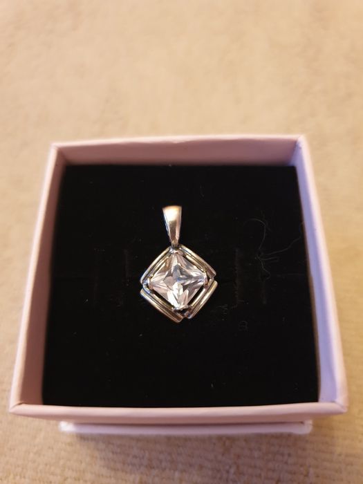 Srebrna zawieszka z cyrkonią