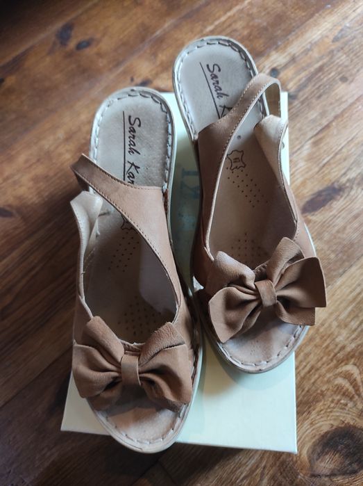 Sandały na koturnie (38)