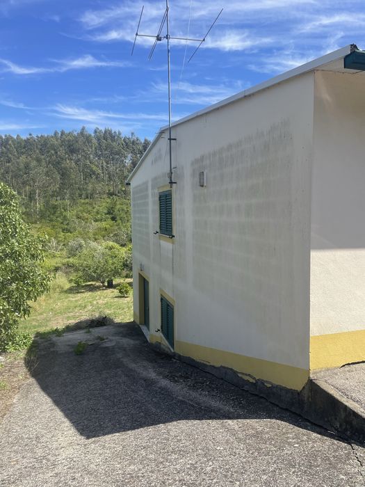 Garagem com 1.200 m² de Terreno e Furo em Carvalhal, Abrantes | Potencial para transformação em Moradia
