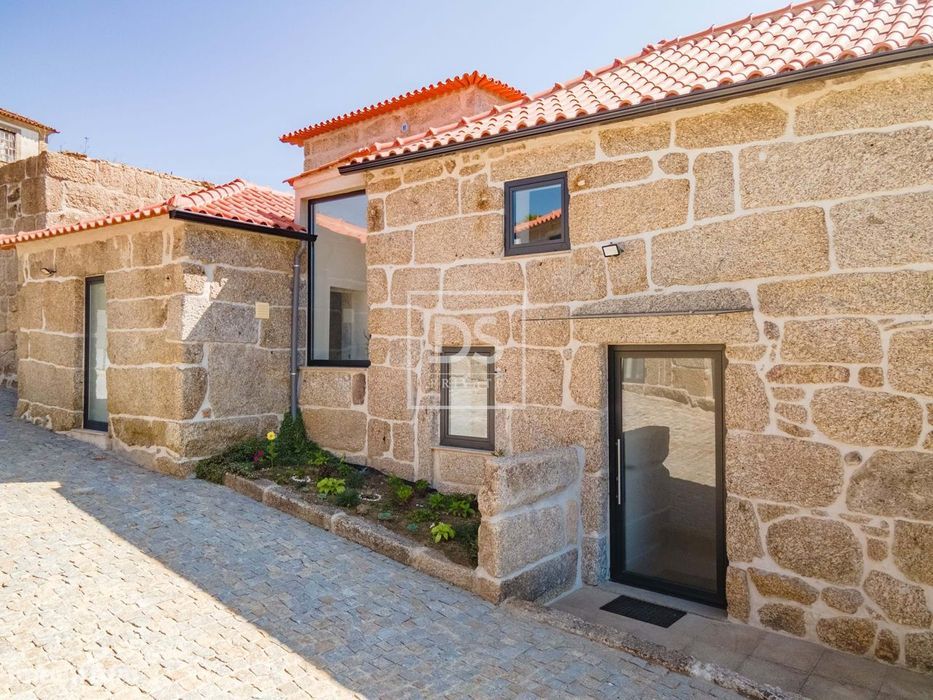 Moradia Renovada em Pedra Vila Caiz