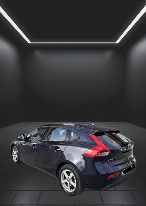 VOLVO V40 D2 - Versatilidade e Elegância Premium