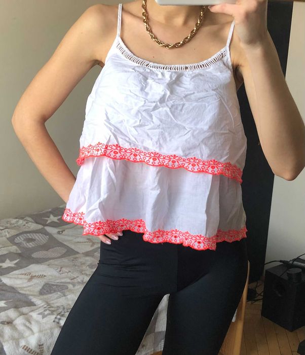 Biała koszulka, top z falbanami, neonowy haft Atmosphere