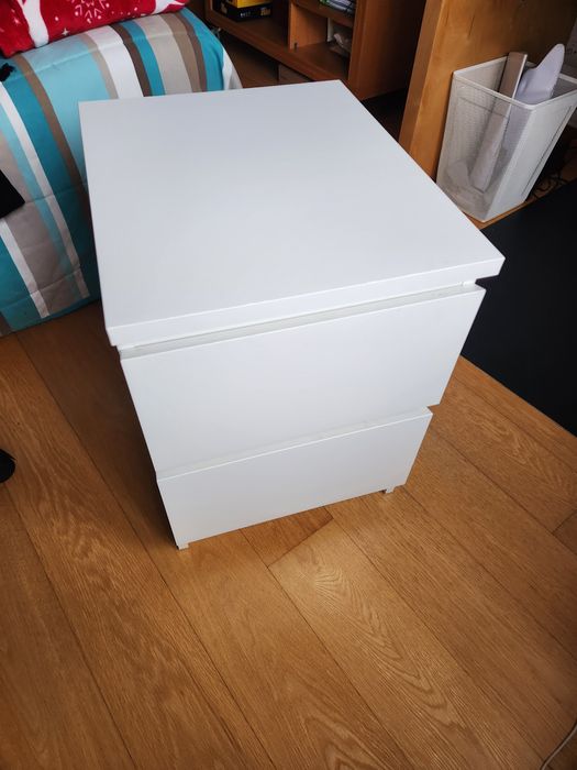 Cómoda/ mesa de cabeceira Ikea MALM