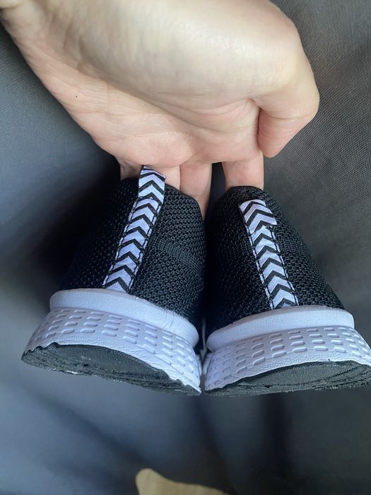 Кросівки жіночі