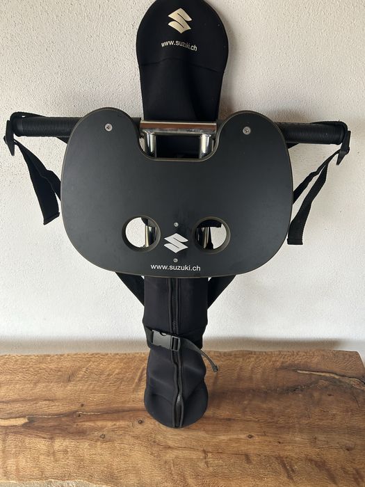 Mono ski para divertimento na neve.