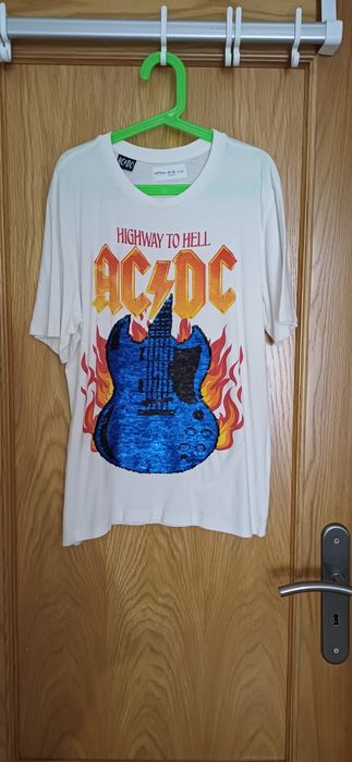 Tshirt acdc que muda de cor para miudos em bom estado