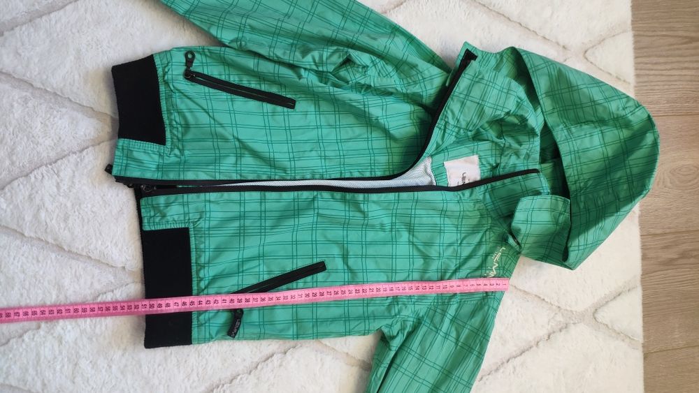 Куртка вітровка на хлопця розмір 140