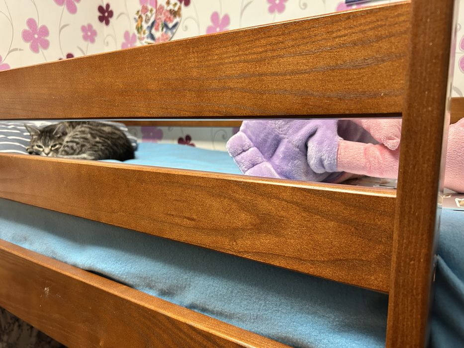 Продам двохярусне деревʼяне ліжко