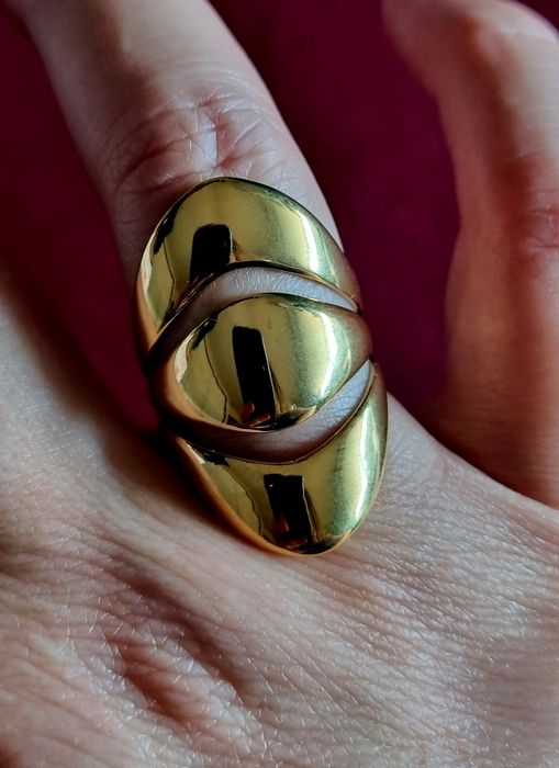 Anel dourado, em aço, diferente e muito elegante. Ajustável