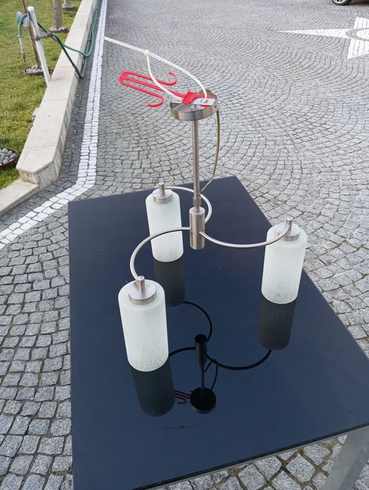 Candeeiro de 3 lâmpadas em alumínio.