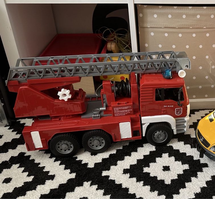 Машинки bruder швидка допомога, пожежна машина