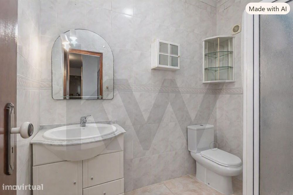Apartamento T4 transformado em T3 na Amora
