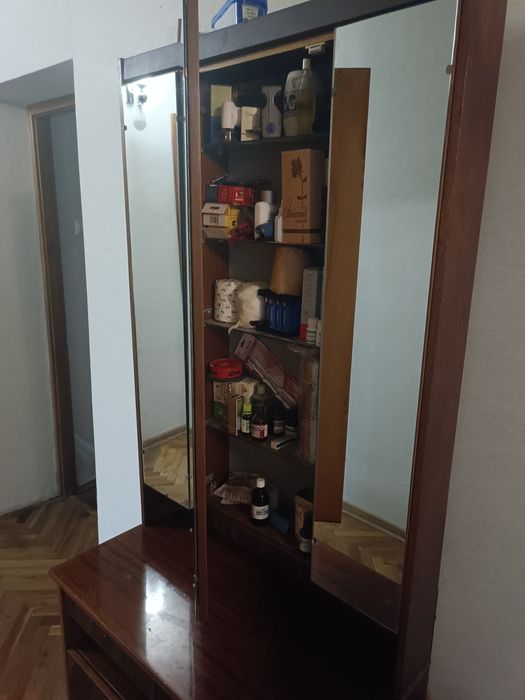 Тройне трюмо з зеркалами