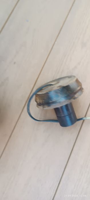 Żyrandol drewniany ze skórzanymi paskami