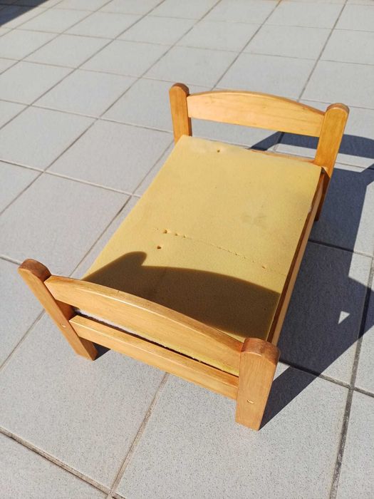 Cama de Bonecas em madeira, com estrado e colchão
