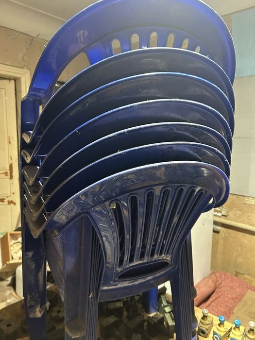 Пластиковые стулья и стол