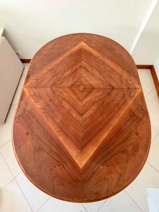 mesa extensível e 4 cadeiras estofadas