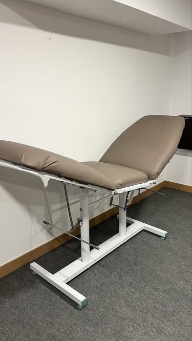 Vende-se marquesa de estética robusta tripartida - regulavel