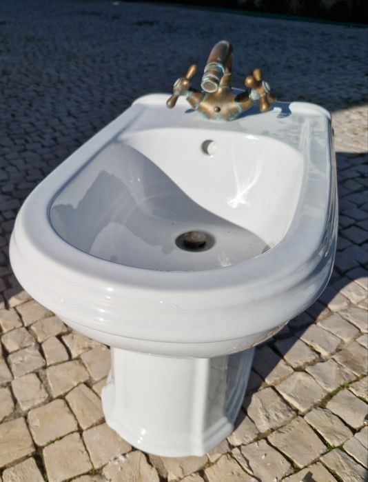 Bidé com tubo de agua e esgoto