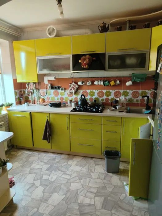 Продам затишну 4-и к/к по вулиці Державності - 87м².