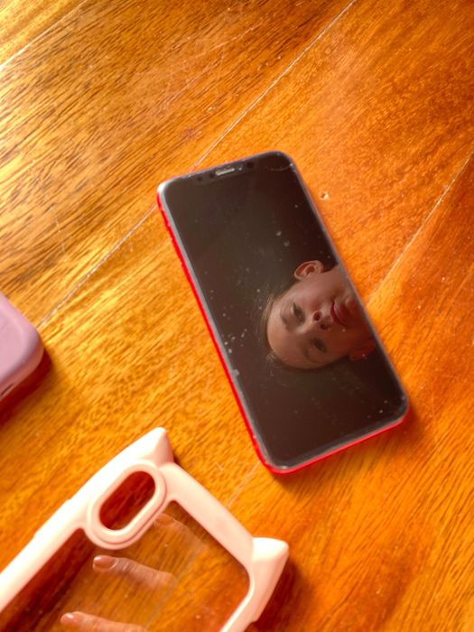 iPhone XR vermelho em bom estado.