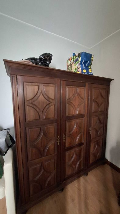 Guarda-fatos e 2 mesinhas de cabeceira