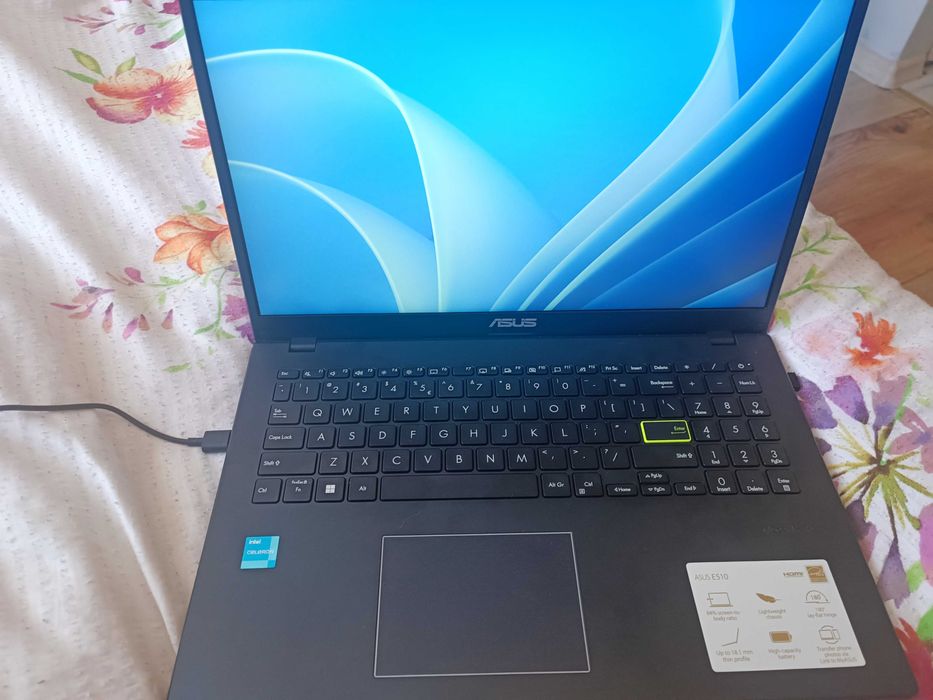 Sprzedaję laptopa Asus.