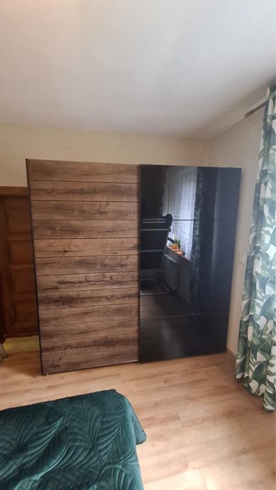 Duża szafa z przesuwnymi drzwiami 200 cm.