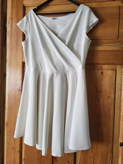 Biała sukienka r. 46/48