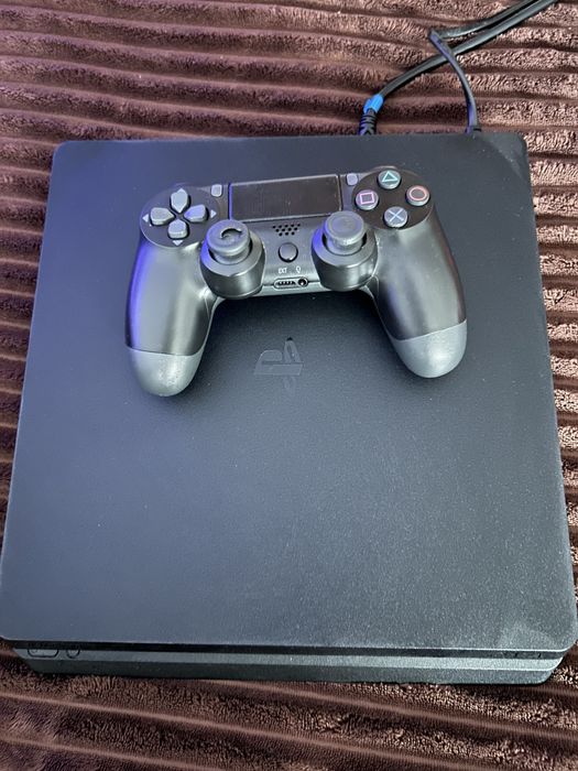 PS4 Slim + Comando + 3 Jogos