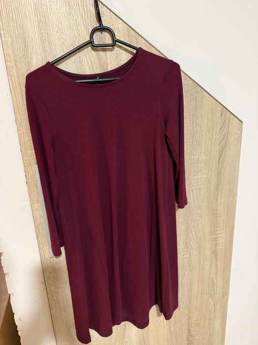 Bordowa sukienka Stradivarius