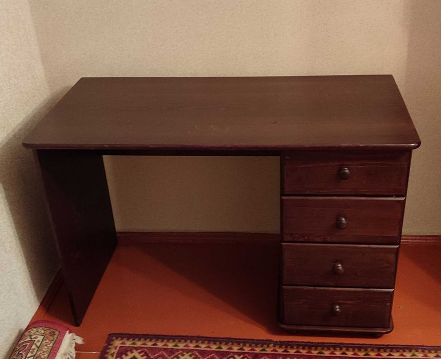 Стіл письмовий, в нормальному стані.