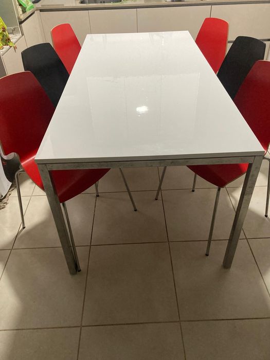Conjunto de mesa com seis cadeiras