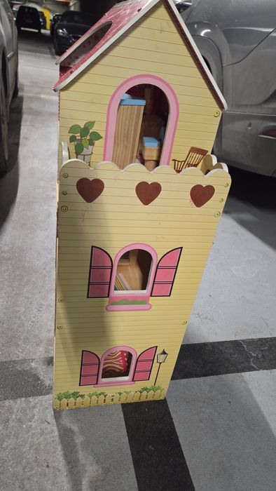 Drewniany domek dla lalek z pojedynczymi meblami (odbiór osobisty!)