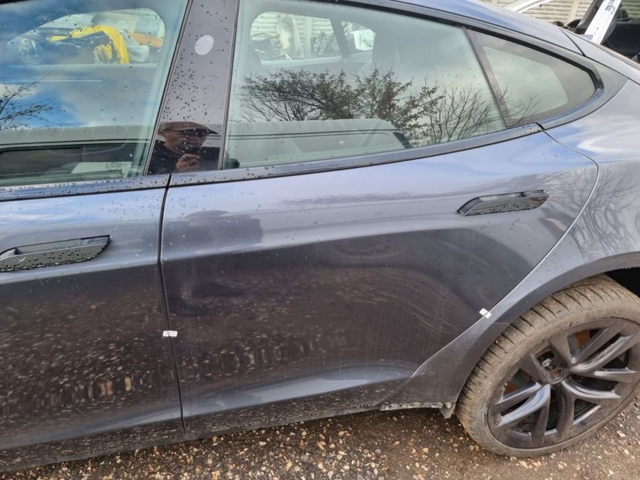 Продам двері на Tesla Model S