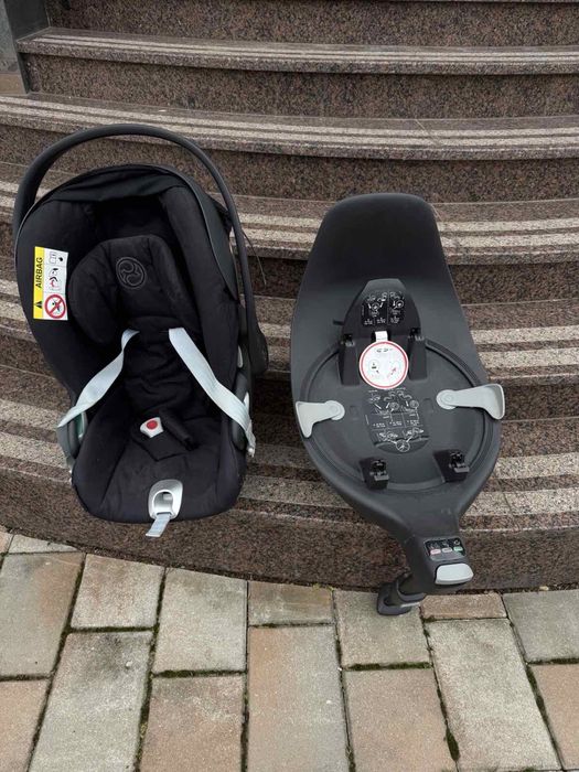 Продається дитяче крісло з базою сайбекс