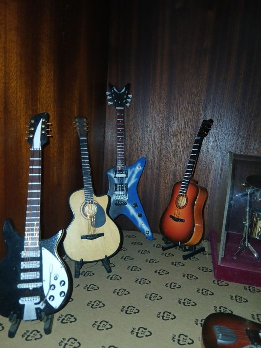 Colecao 24 minitura de viola e guitarra  por 200 €