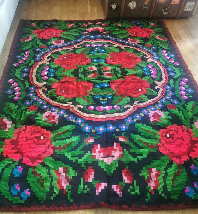 Ludowy dywan kilim w róże wełna