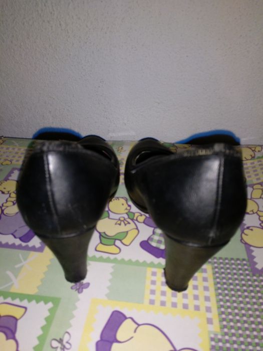 Sapatos Salto Alto Pretos em Pele Sintética