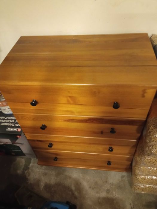 Komoda + szafki nocne sosnowe.
