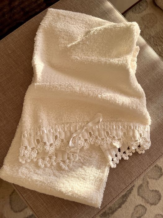 Toalha de rosto branca com crochet