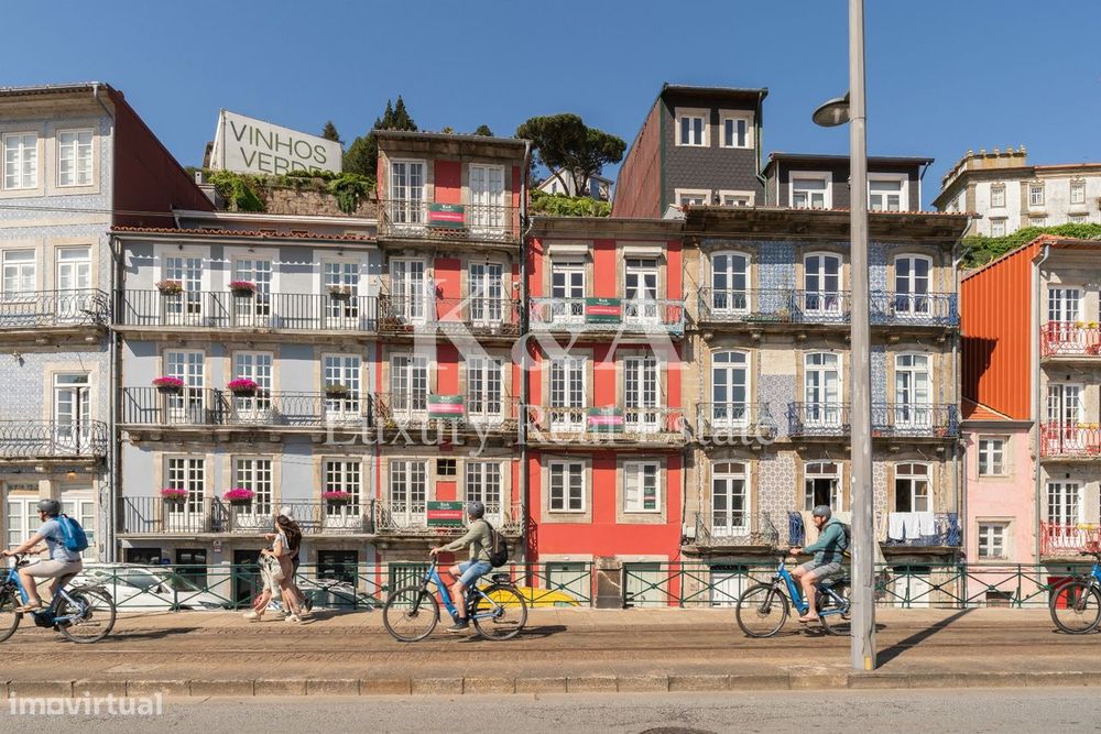 Dois prédios contíguos na zona histórica do Porto, com vistas diretas