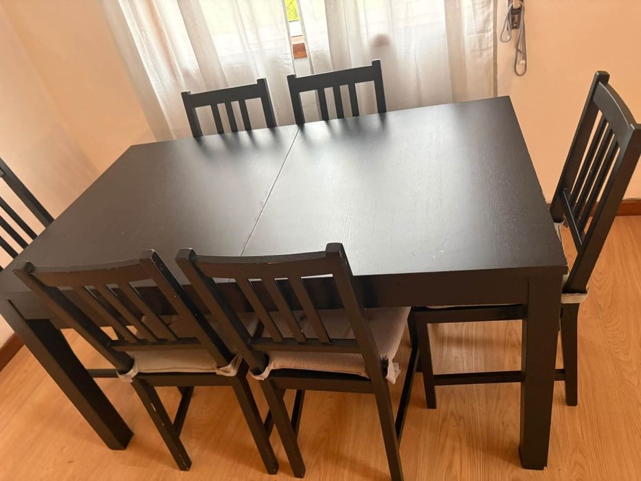 Mesa de jantar extensiva com 6  cadeiras
